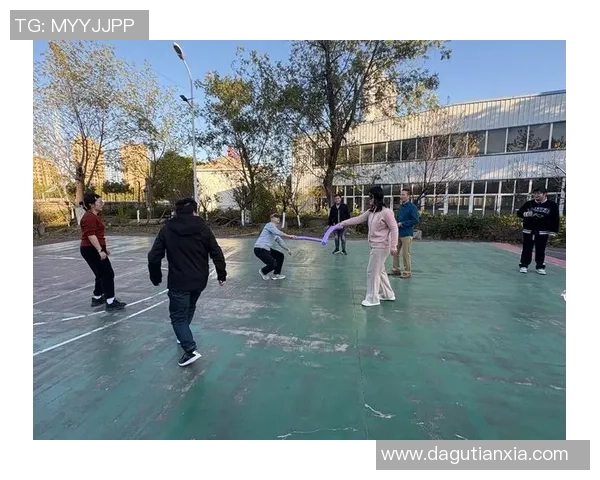 成都篮球队的团队协作之道:如何在赛场上实现默契配合与共同进步 成都篮球队的团队协作之道:如何在赛场上实现默契配合与共同进步