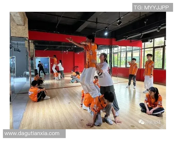 重庆街舞队实力揭秘：街舞巨献背后的热血与激情